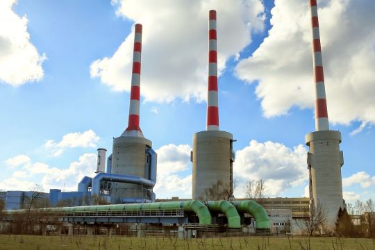 Die drei Blöcke des Erdgaskraftwerks Irsching in Vohburg an der Donau mit typischen dünnen Schornsteinen.