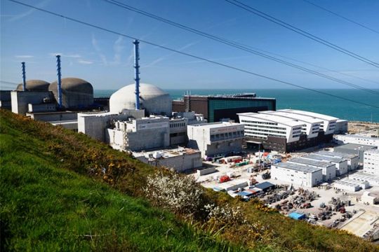 Die drei Reaktoren des Atomkraftwerks Flamanville an der Atlantikküste.