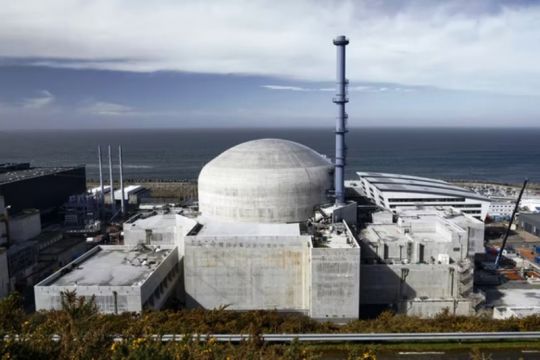 Der neue Block des Atomkraftwerks Flamanville, dahinter der Atlantik.