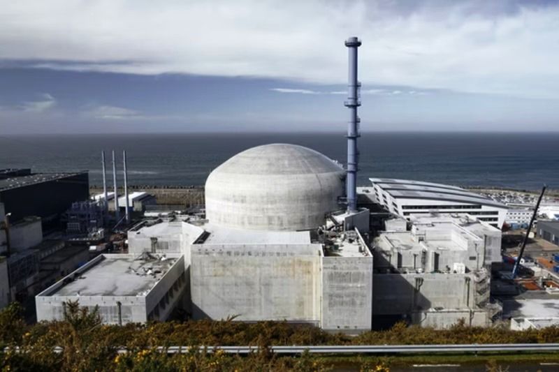 Der neue Block des Atomkraftwerks Flamanville, dahinter der Atlantik.