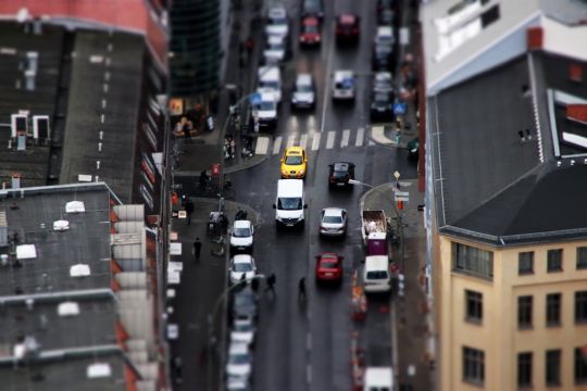Luftaufnahme einer Berliner Straßenkreuzung zwischen Gründerzeithäusern.