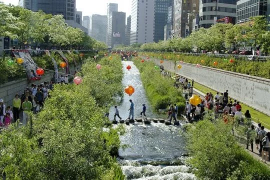 Der wieder sichtbare und begrünte Fluss Cheonggye in Seoul, Frühlingsfest 2008.