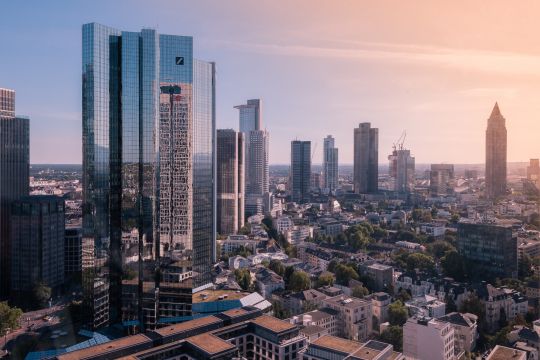 Mehrere Hochhäuser und Wolkenkratzer im leichten Dämmerlicht.