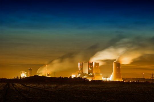 Ein Kraftwerk aus der Ferne im Sonnenuntergang