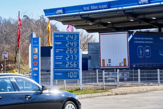 Aral-Tankstelle mit Preistafel, wonach der Liter Sprit 2,50 Euro kostet.