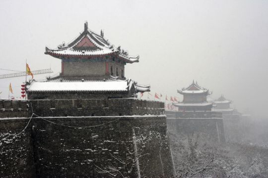 Türme der Stadtmauer von Xi-an aus dem 14. Jahrhundert bei winterlich trübem Wetter.