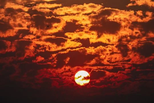 Himmel kurz vor Sonnenuntergang mit ungewöhnlich verzerrten, dunkelroten Wolken.