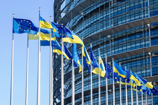 Ukrainische und EU-Flaggen vor dem Europäischen Parlament in Straßburg.