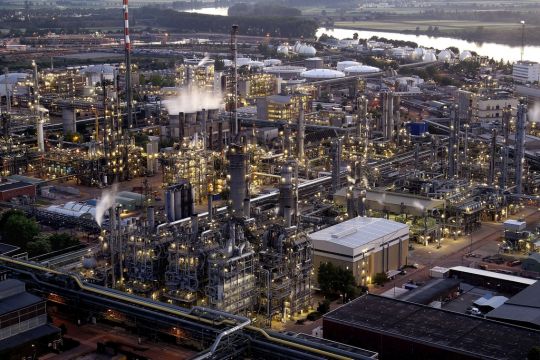 Mit einer Fläche von 13 Fußballfeldern ist der Steamcracker 2 die größte Anlage bei BASF in Ludwigshafen. Seit 1980 spaltet er bei rund 850 Grad Rohbenzin auf. Es entstehen Ethylen und Propylen, Grundstoffe für die Herstellung vieler chemischer Produkte. 