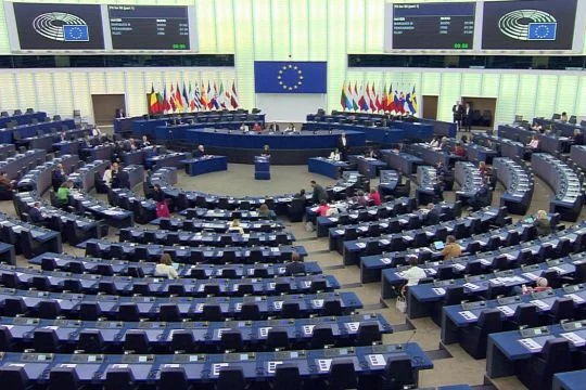 Plenarsaal des EU-Parlaments während einer Debatte.