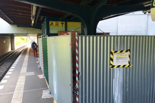 Auf dem Bahnsteig der oberirdischen U-Bahn-Station Dahlem-Dorf ist der Fahrstuhl durch einen Wellblechzaun abgesperrt, daran ein Zettel: Aufzug außer Betrieb - 14. Februar bis 8. Juli 2022.