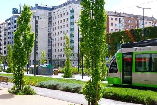 Die 2015 umgestaltete Avenida des Gasteiz in Vitoria: Rasengleise für Straßenbahnen, Bäume, breite Radstreifen und Fußwege.