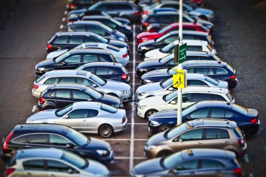 Vollbesetzter Parkplatz an einem Kaufscenter oder einer anderen großen Einzelhandelseinrichtung.