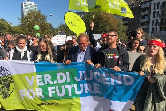 Verdi-Chef Frank Bsirske läuft bei einer Klimademo der Verdi-Jugend vorne mit.