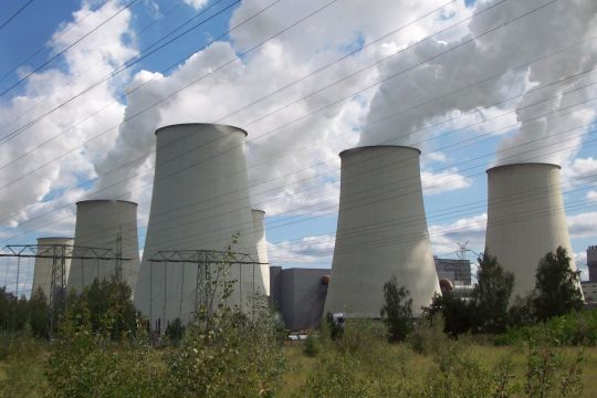 Mehrere Blöcke des Braunkohlekraftwerks Jänschwalde aus der Nähe, die Kühltürme dampfen.