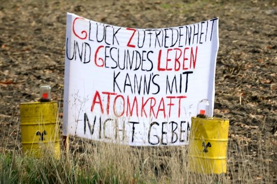 Transparent bei Anti-Castor-Demonstration in Gorleben: Glück, Zufriedenheit und gesundes Leben kanns mit Atomkraft nicht geben.