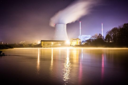 Das Atomkraftwerk Isar nahe dem niederbayerischen Landshut, bei Nacht aufgenommen.