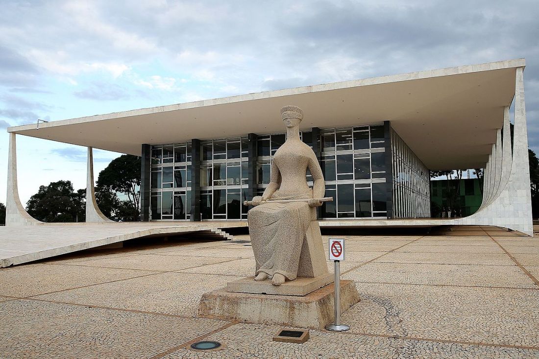Modernes Gebäude des Obersten Bundesgerichts in Brasilia, entworfen von Oscar Niemeyer.