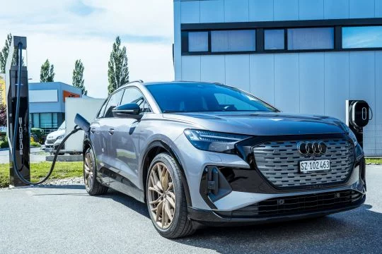 Ein Elektroauto Audi Q4 E-Tron an der Ladesäule.