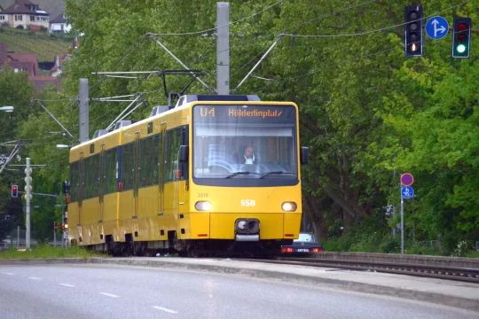 Gelbes Fahrzeug der Stuttgarter Stadtbahn unterwegs.
