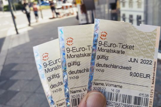 Drei 9-Euro-Tickets in einer Hand aufgefächert.