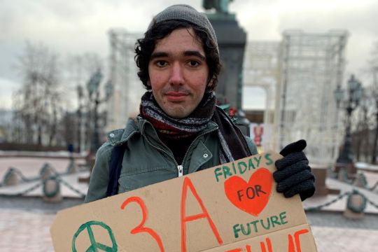 Arschak Makitschjan mit einem Fridays-for-Future-Schild.