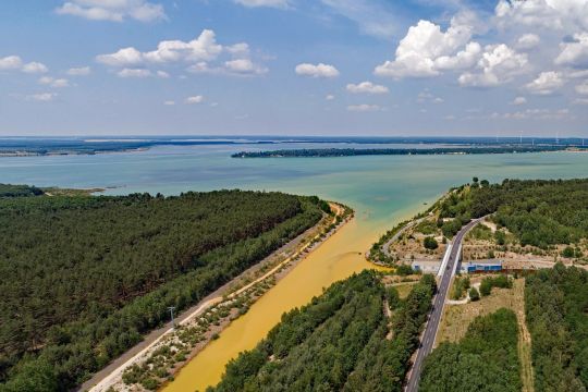 Luftaufnahme des Partwitzer Sees bei Hoyerswerda, der aus einem Tagebaurestloch entstand.