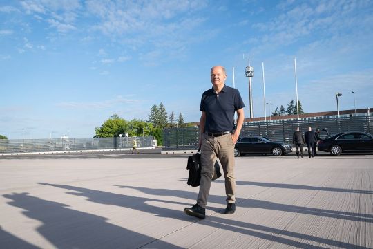 Olaf Scholz auf dem Weg zum Flieger zu einer mehrtägigen Afrika-Reise im Mai 2022