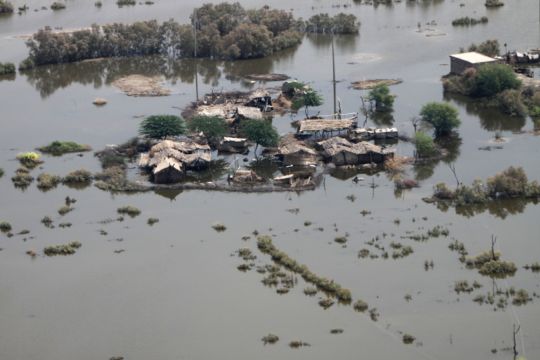 Luftaufnahme einer überfluteten Siedlung in Pakistan 2010.