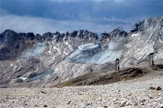 Alpenkamm am Schneeferner mit Resten des Gletschers.
