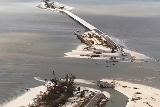 Luftaufnahme: Ein etwa 50 Meter langer Abschnitt der Brücke ist zerstört und ins Wasser gefallen.