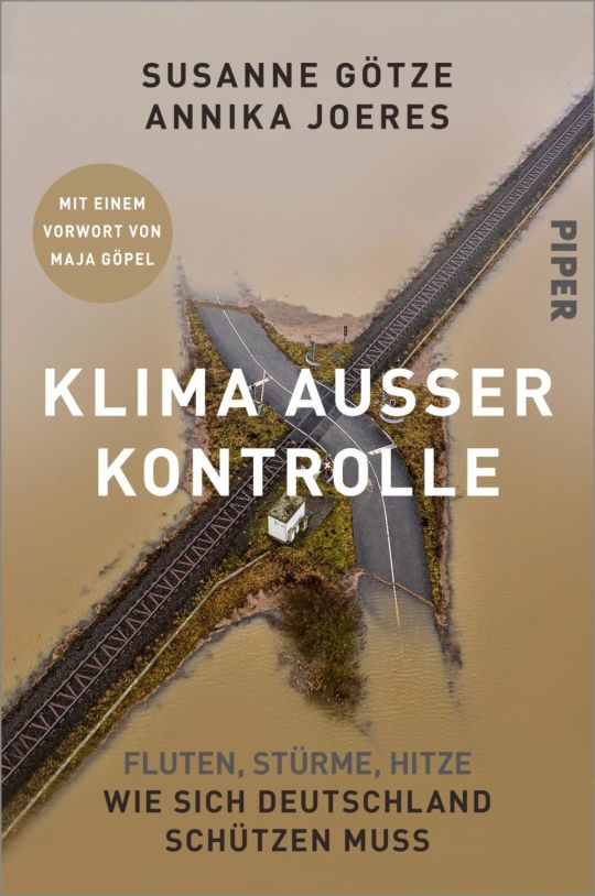 Buchcover: Klima außer Kontrolle. Vor hell-graubraunem Hintergrund ein Luftbild eines Bahnübergangs im Hochwasser.