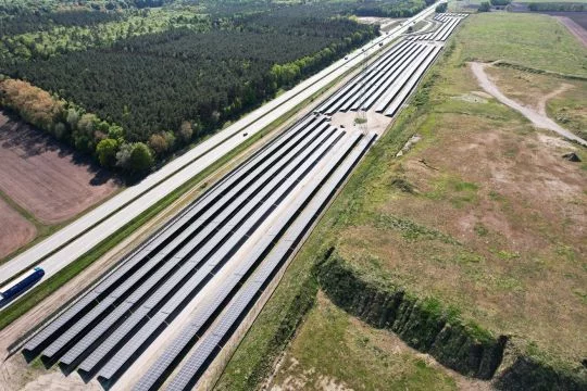 Großer Solarpark entlang der Autobahn A24 in Mecklenburg-Vorpommern, kurz vor der Grenze zu Schleswig-Holstein.