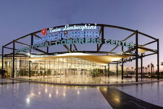 Eingang zum Tonino Lamborghini Convention Centre, einem modernen Gebäude aus Glas und Stahl, im ägyptischen Tourismusort Sharm El Scheich.