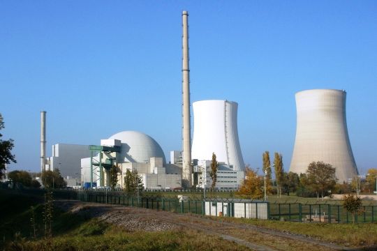 Blick auf das EnBW-Atomkraftwerk Philippsburg an einem sonnigen Tag.