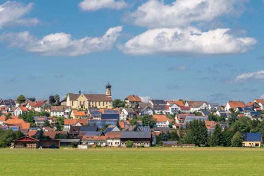 Ansicht von Schwenningen in der Schwäbischen Alb, mit zahlreichen Solarstrom-Anlagen auf den Dächern. 