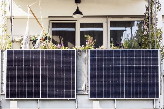 Zwei Solarpaneele belegen vollständig die Vorderseite eines Balkons.
