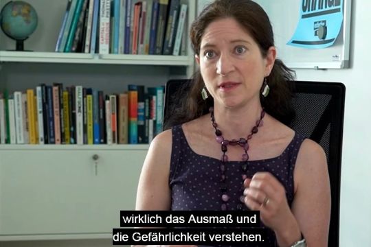 Sozialökologie-Professorin Julia Steinberger erklärt im Film, dass die Klimakrise in ihrer Gefährlichkeit überhaupt noch nicht verstanden wird.