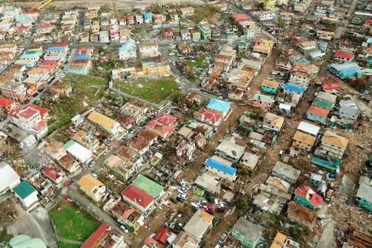 Luftaufnahme: Stadtteil von Roseau, der Hauptstadt von Dominica, die einstöckigen Holzhäuser sind beschädigt oder zerstört.