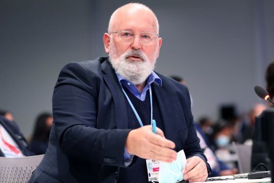 Frans Timmermans gestikuliert mit der Hand und schaut ansatzweise entrüstet drein.