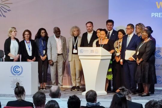 Gruppenbild mit einem Dutzend Delegationsmitgliedern aus Industrie- und Entwicklungsländern, darunter Jennifer Morgan und Alok Sharma.