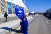 Einzelne Frau mit Transparent auf der fast leeren Straße vor dem Konferenzzentrum der COP 27.