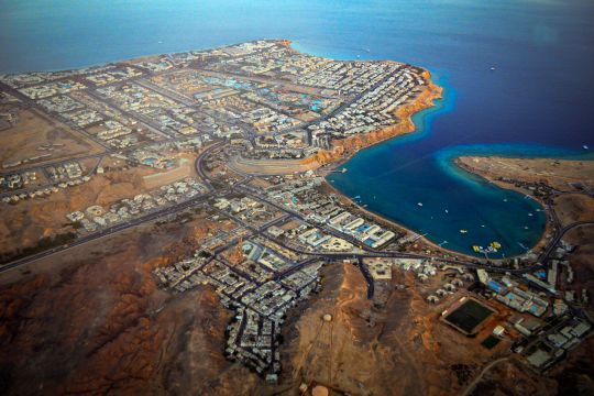 Luftaufnahme des ägyptischen Badeortes Sharm el-Sheikh am Roten Meer.