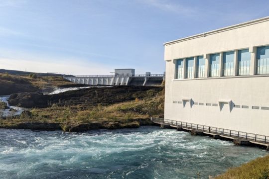 Das Laufwasserkraftwerk Ljosafoss in Island. 