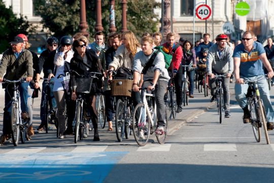 An einer Kreuzung in Kopenhagen warten Dutzende Radfahrer.