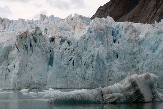 Kalbende Gletscherfront in Svalbard, Spitzbergen, Norwegen