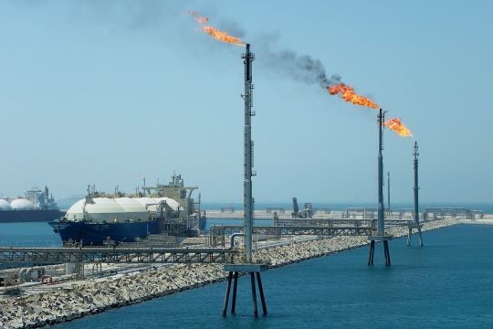 Flüssigerdgas-Terminal Ras Laffan bei Al Khor in Katar. Drei Gasfackeln brennen, zwei LNG-Tanker haben angelegt.