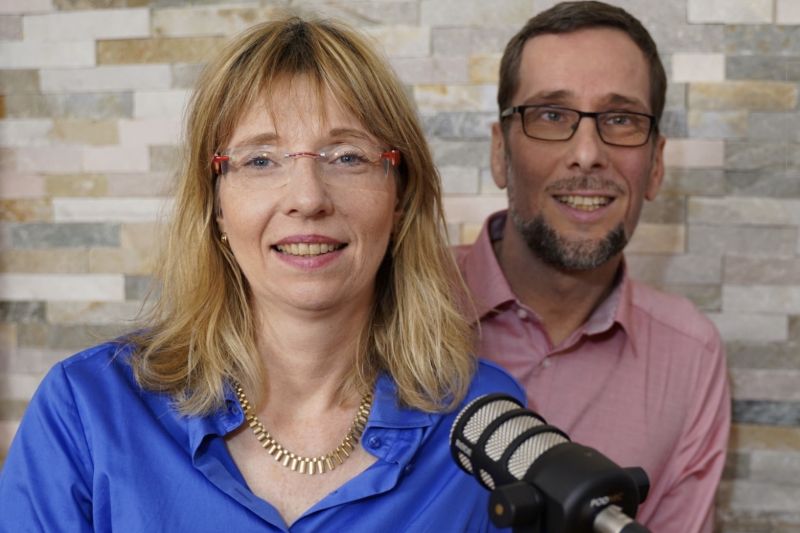 Cornelia und Volker Quaschning nehmen mit dem Mikrofon eine Podcast-Folge auf.