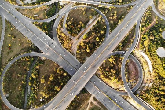 Luftaufnahme einer Autobahnkreuzung.