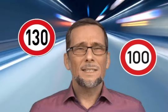 Volker Quaschning redet eindringlich, hinter ihm ist eine Autobahn mit schnell fahrenden Fahrzeugen zu sehen, eingeblendet werden zwei Verkehrsschilder: Tempo 130 und Tempo 100.